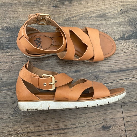 sofft strappy sandals